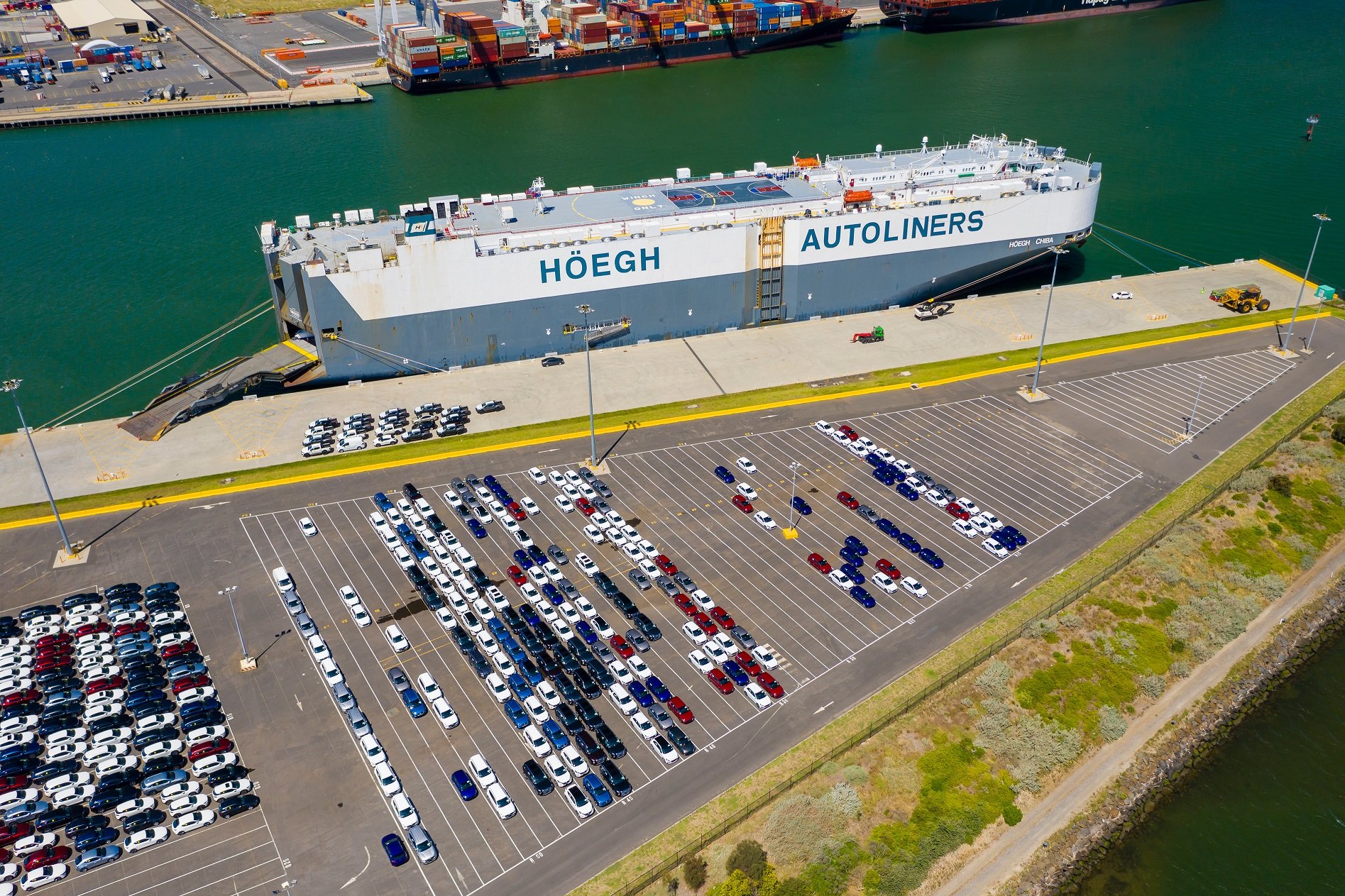 desembarque de veiculos importados de navio no porto de melbourne na australia foto shutterstock