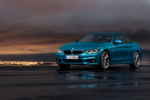 bmw 440i coupe m sport azul frente parado crepusculo