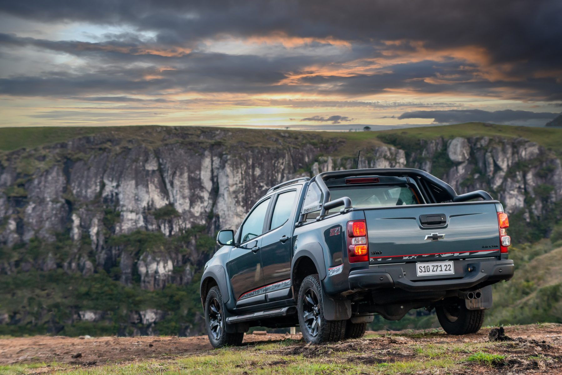 chevrolet-s10-z71-preta-de-tras-1798x1200.jpg