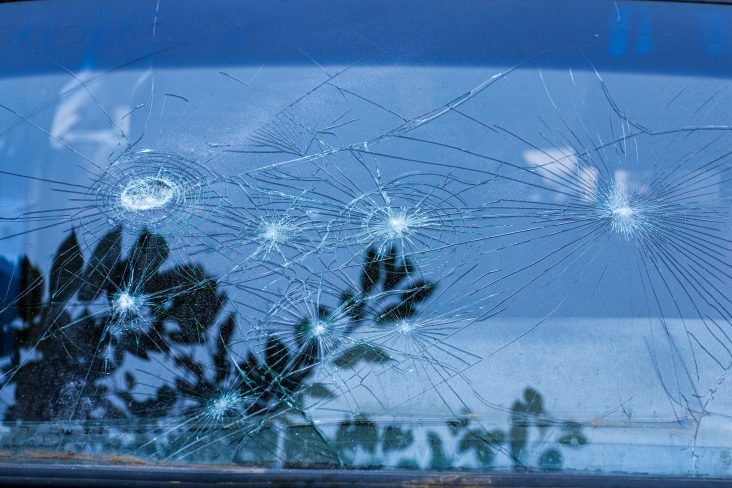 vidro carro blindado atingido tiros