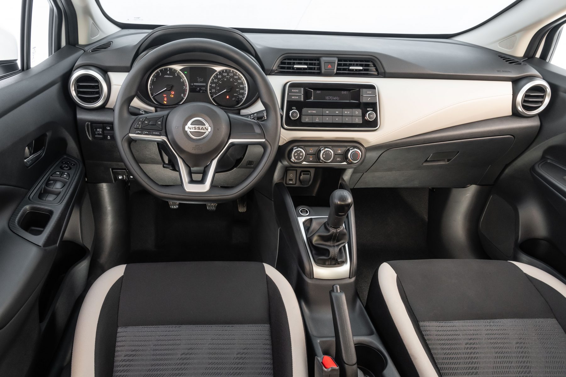 nissan_versa_sense_manual_interior-painel-1800x1200.jpeg