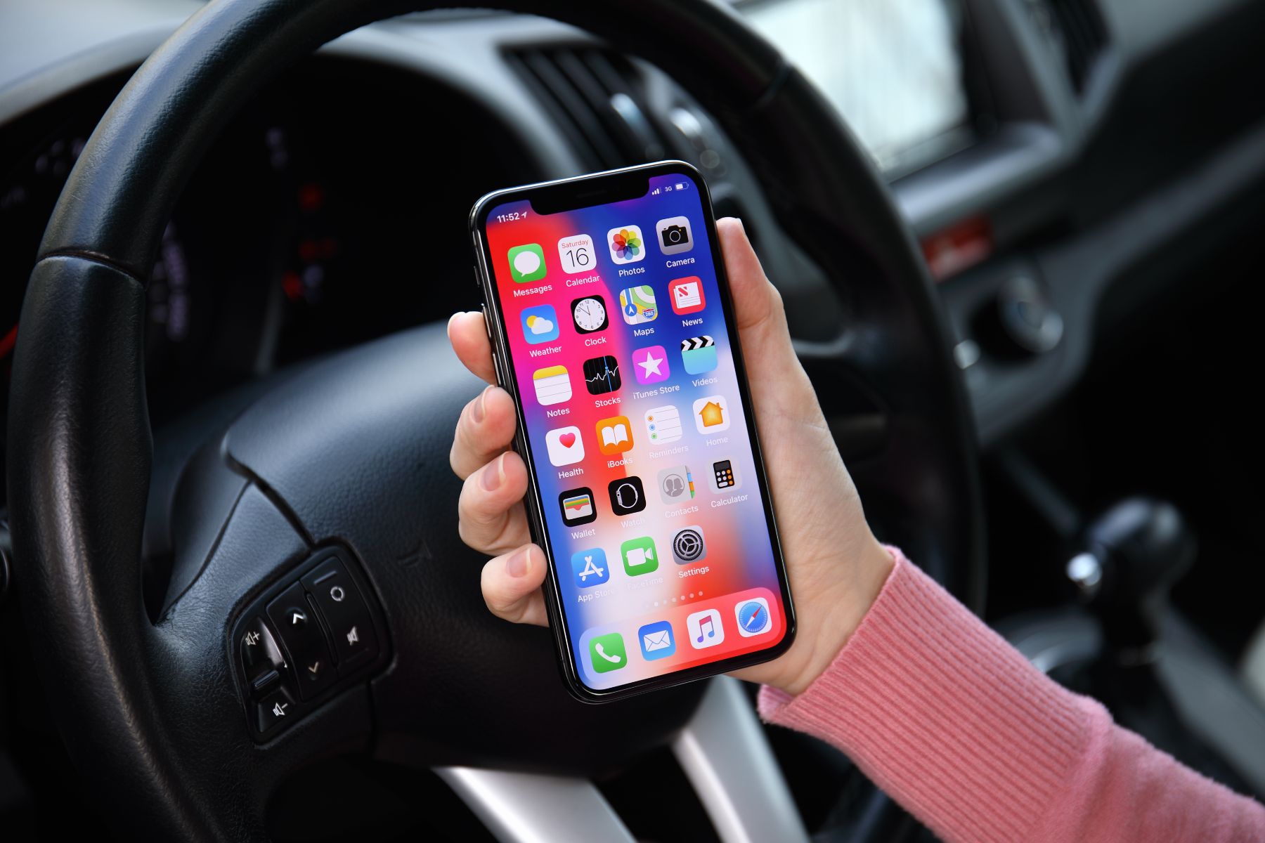 shutterstock apple iphone sendo usado dentro de um carro