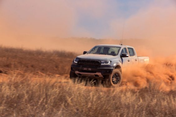 ford ranger raptor azul frente na terra