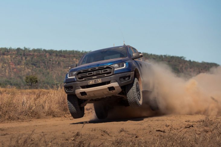 ford ranger raptor azul frente saltando