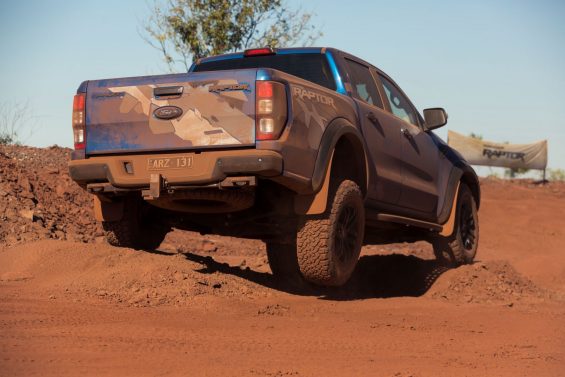 ford ranger raptor traseira curso da suspensao