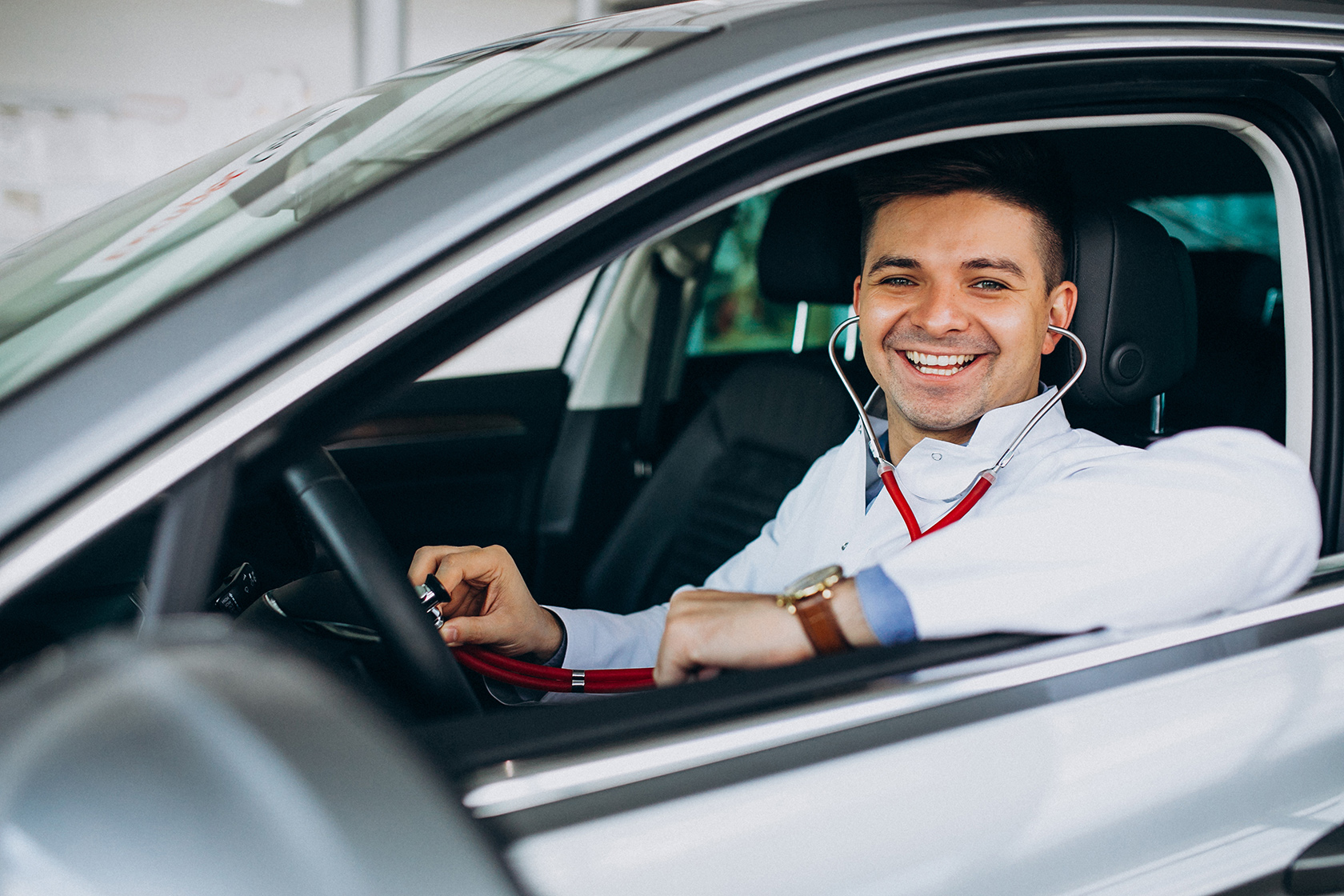 medico ao volante de um carro shutterstock