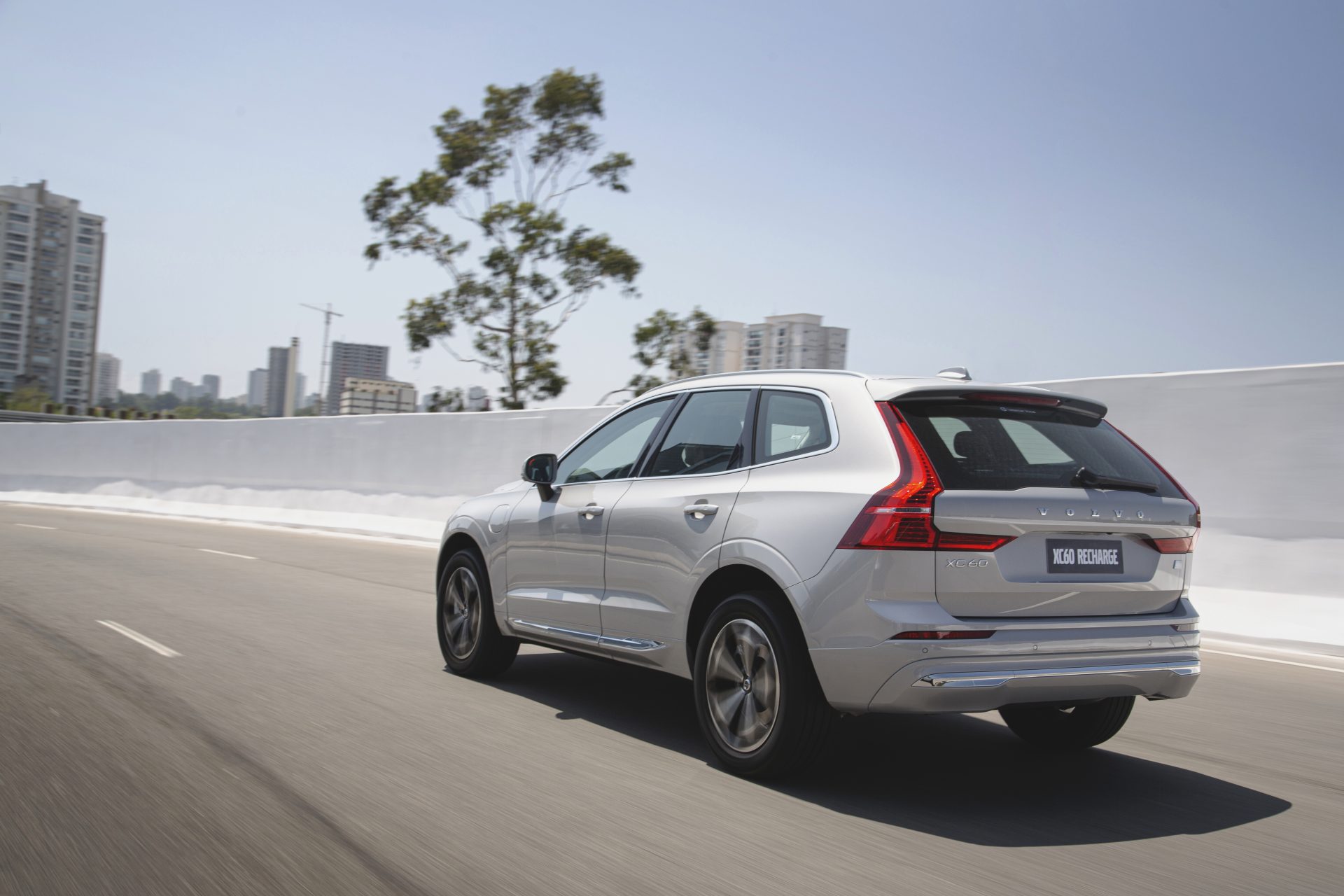 volvo xc60 recharge 2022 de traseira em movimento