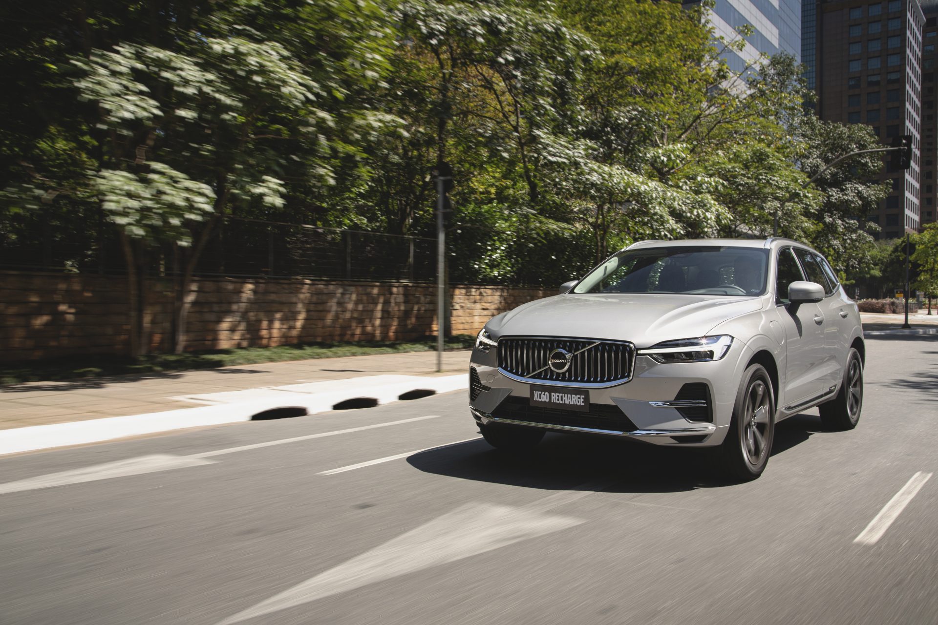 volvo xc60 recharge 2022 de frente em movimento