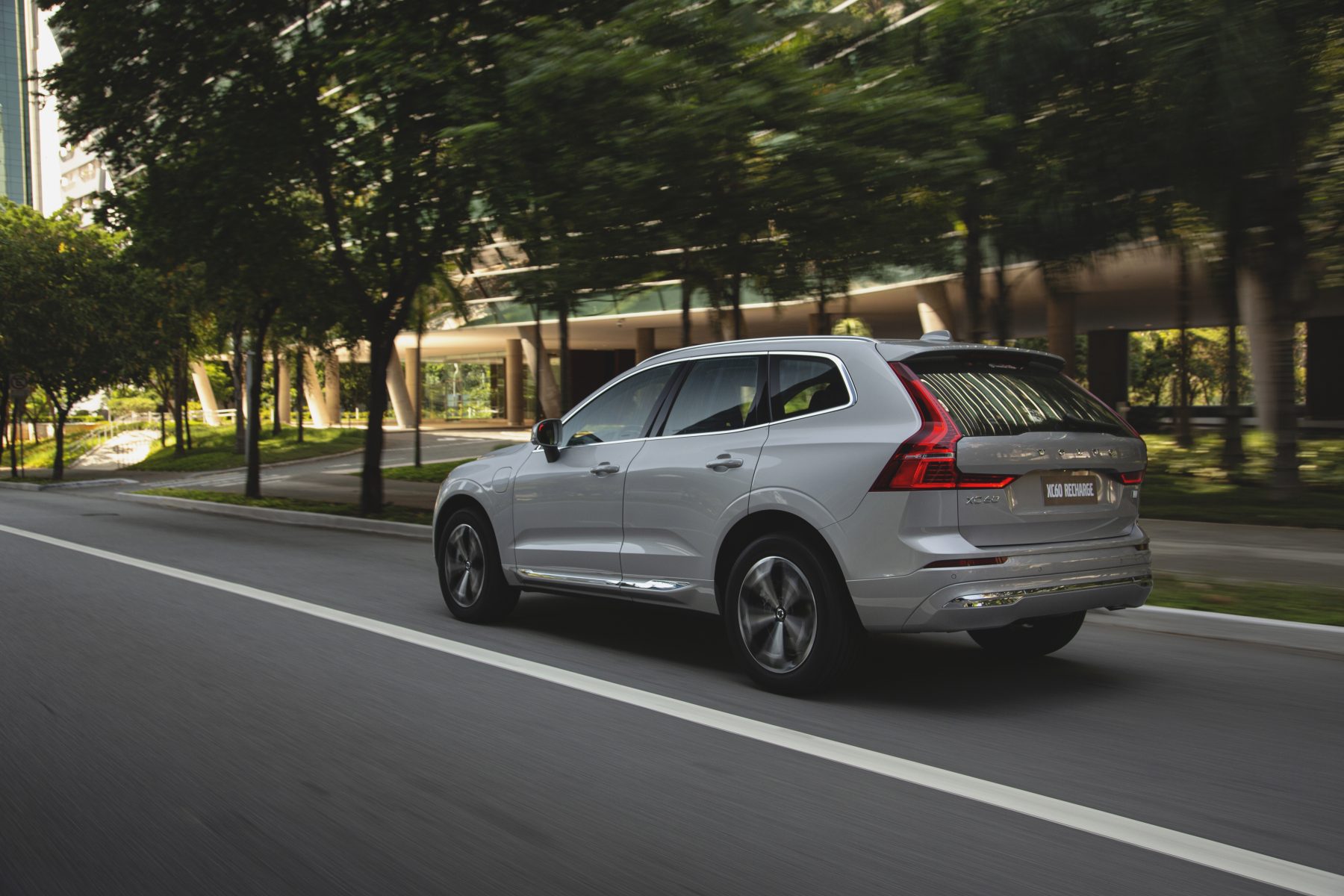 volvo-xc60-recharge-2022-de-tras-em-movimento-1800x1200.jpg