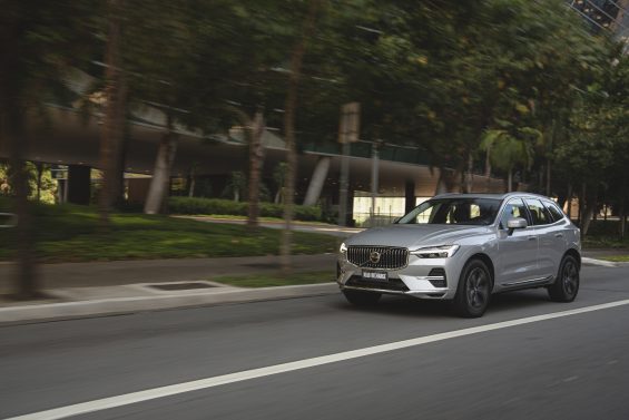 volvo xc60 recharge 2022 dianteira em movimento