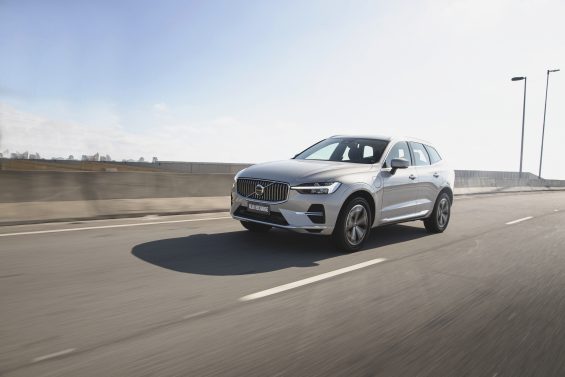 volvo xc60 recharge 2022 prata em movimento