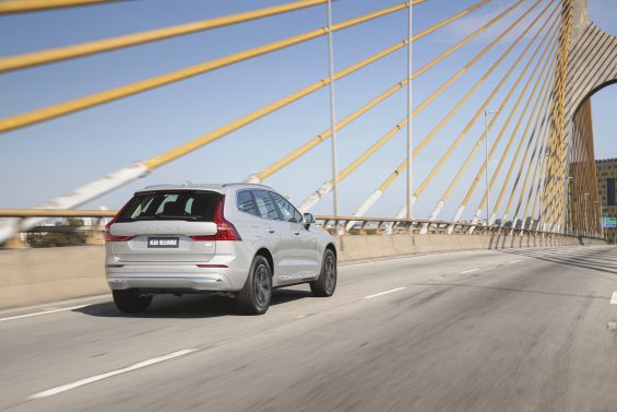 volvo xc60 recharge 2022 de tras em ponte