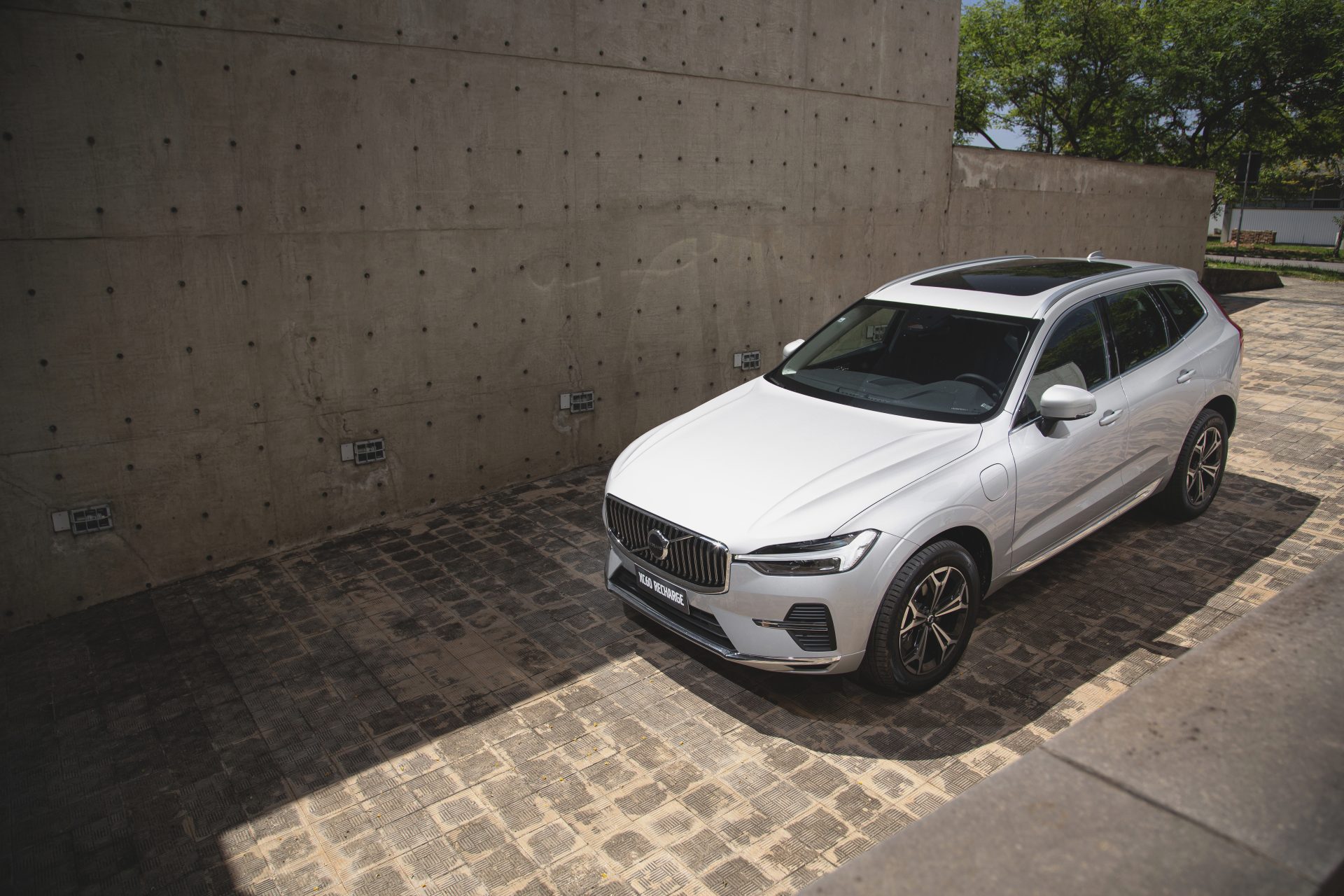 volvo xc60 recharge 2022 de cima em rampa