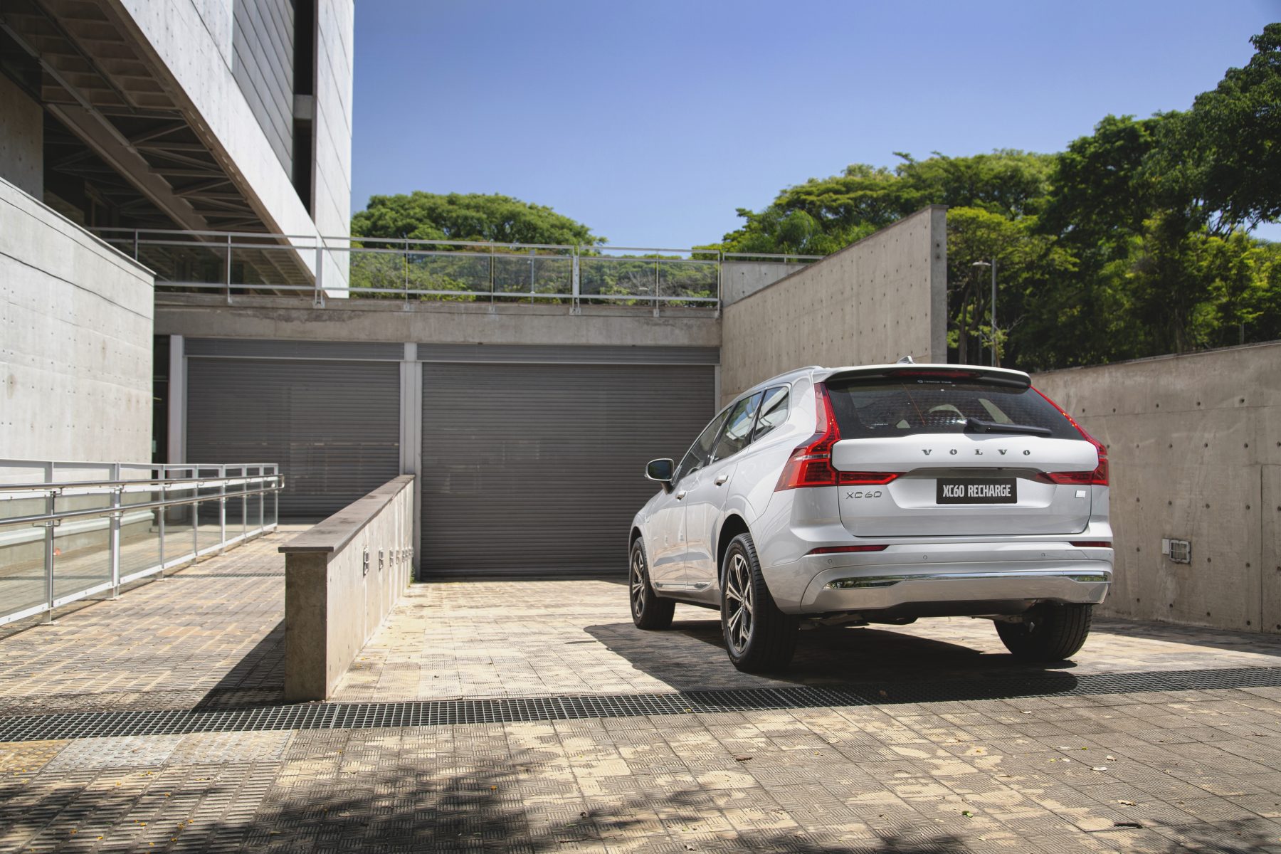 volvo-xc60-recharge-2022-prata-de-tras-1800x1200.jpg