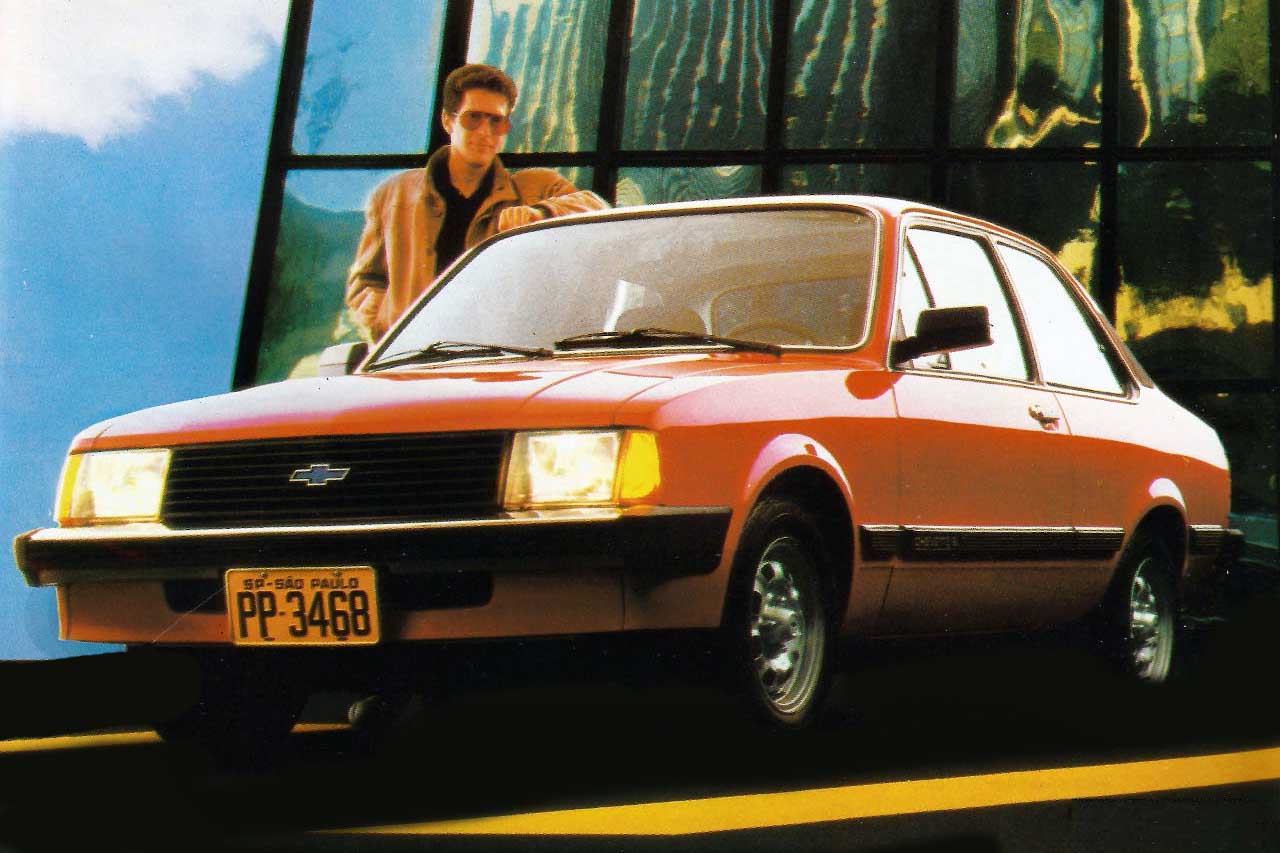 chevrolet chevette 1983 vermelho de frente com homem em propaganda de epoca