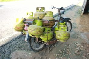 moto transportando botijao de gas