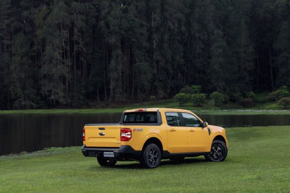 ford maverick amarelo traseira em um campo