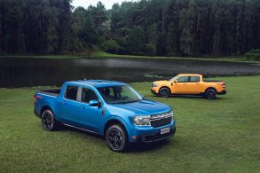 ford maverick azul e amarela em um campo