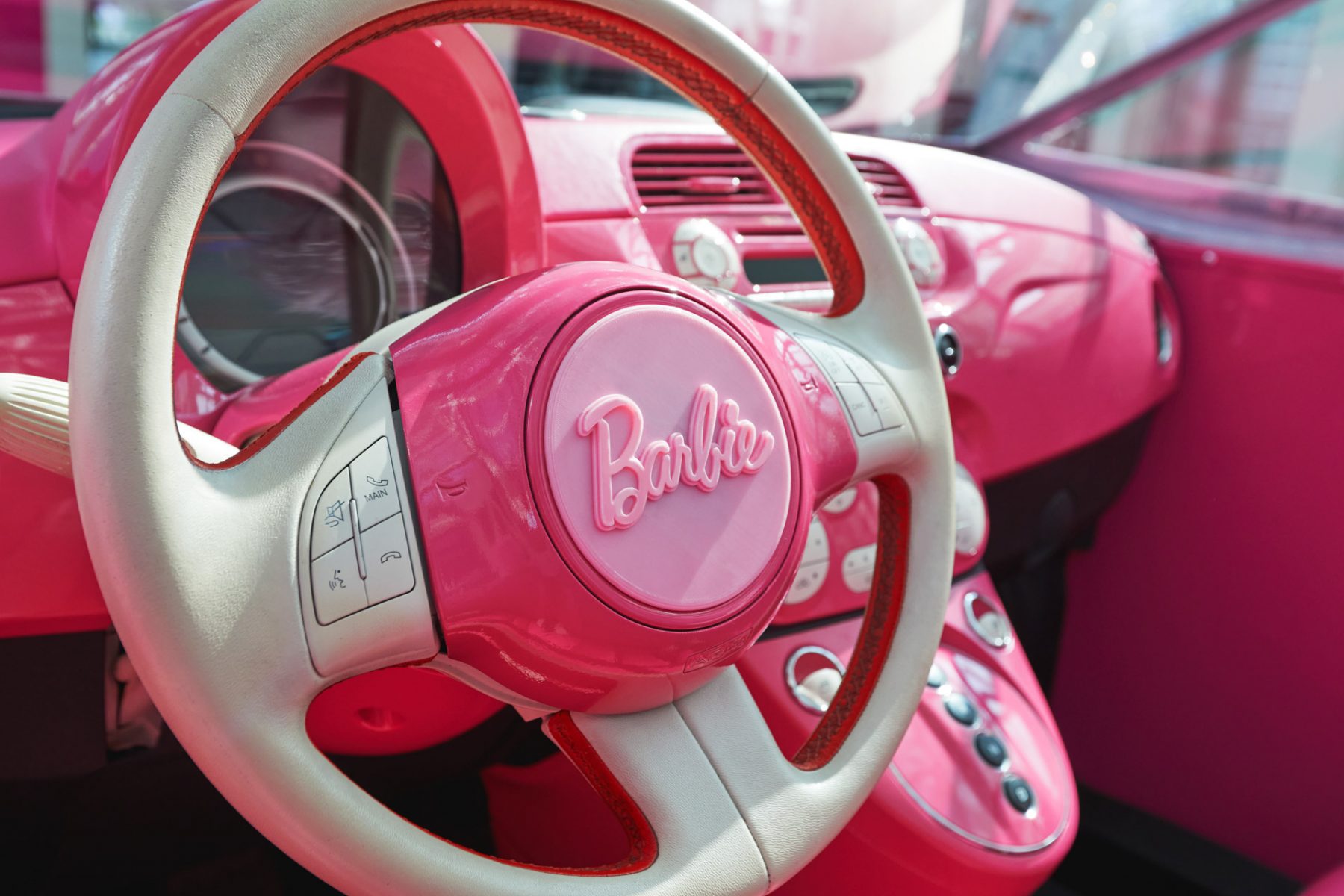 carro_da_barbie_feito_sobre_fiat_500-6-1800x1200.jpg