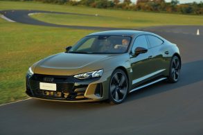 carro eletrico audi rs e tron gt verde de frente em movimento