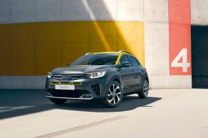 kia stonic cinza com teto amarelo frente parado