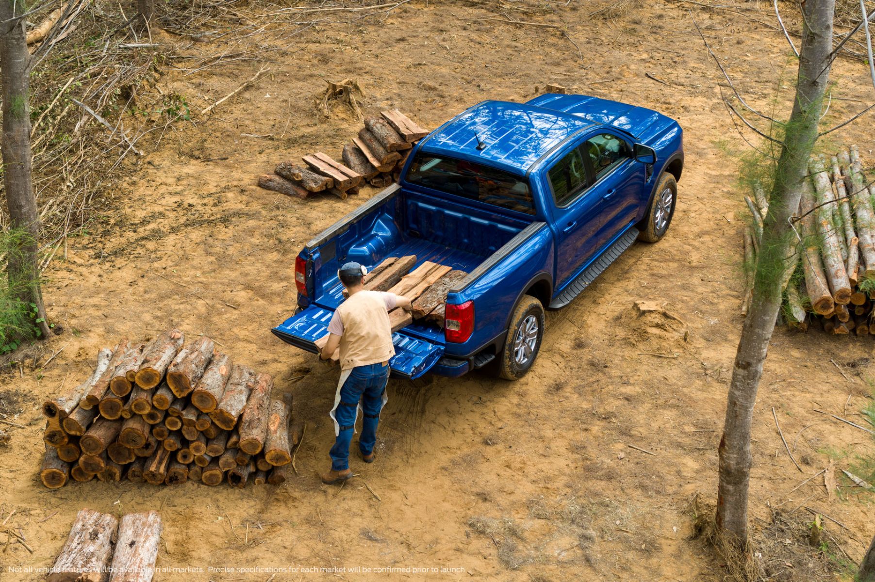 ford ranger 2022 azul traseira usando a cacamba