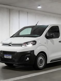 citroen e jumpy branco dianteira em garagem fecahda