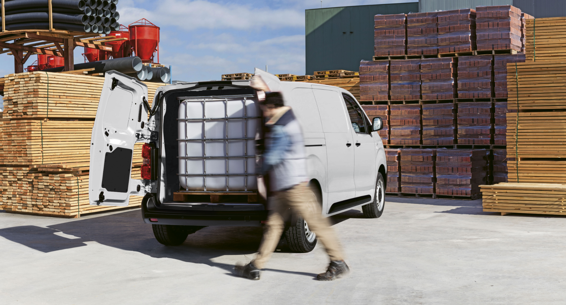 citroen e jumpy com carga e portas sendo fechadas