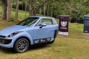 kers wee eletrico nacional azul parado em gramado