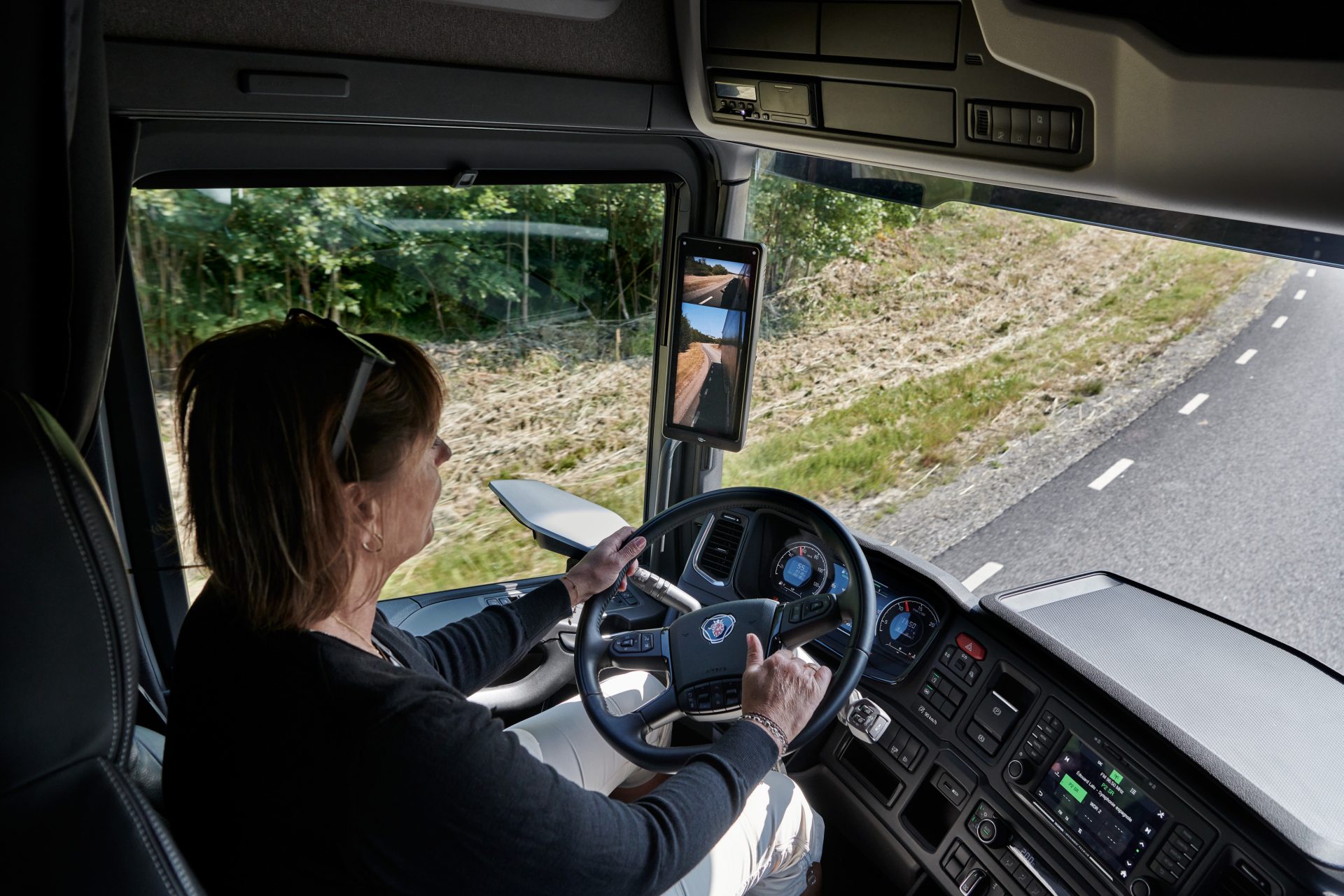 Scania aposenta espelho retrovisor em seu novo caminhão