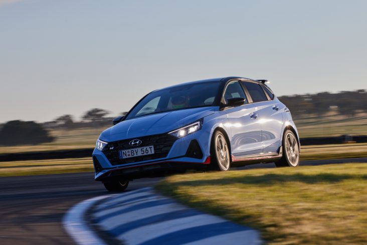 hyundai i20 n azul frente fazendo curva forte em auodromo