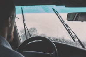 Andar em velocidades mais baixas ajuda a evitar a aquaplanagem
