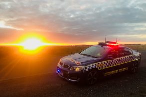 holden commodore policia australia por do sol