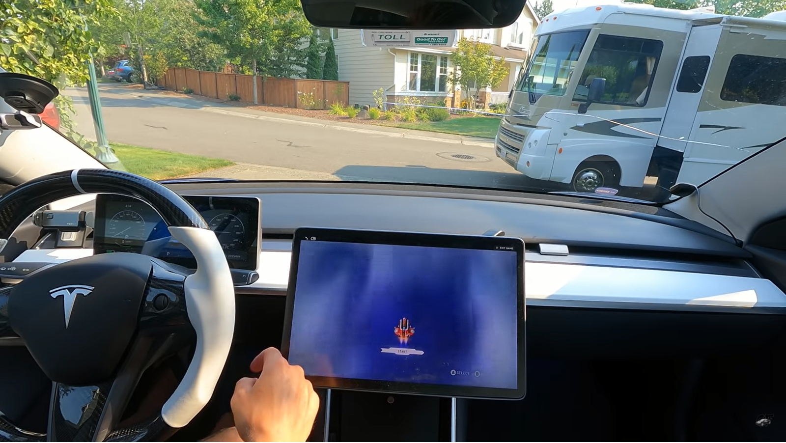 Tesla  Crescem relatos de pessoas jogando videogame com carros em