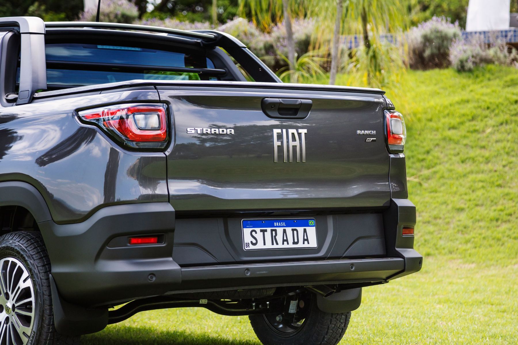 fiat strada ranch parada em fazenda traseira detalhe cacamba