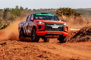 mitsubishi l200 triton sport r vermelha frente fora de estrada 2