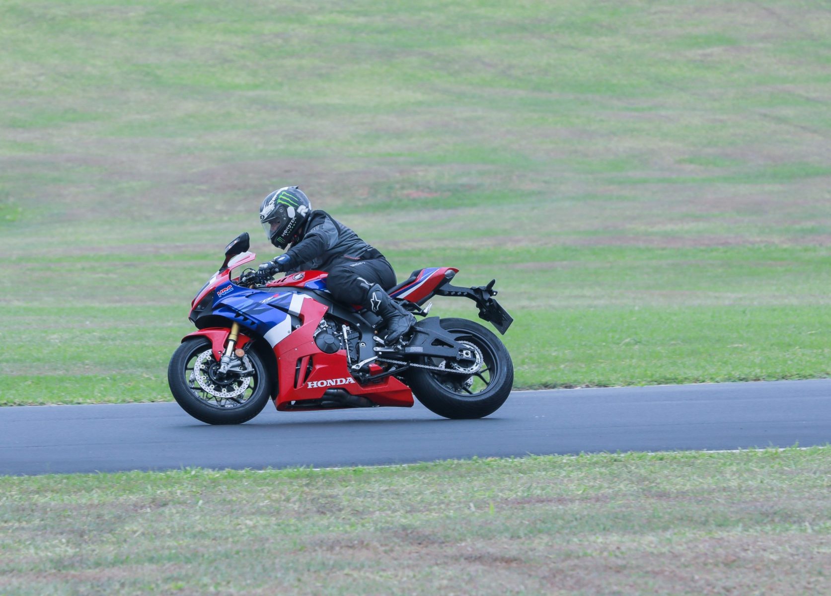 honda-cbr-1000rr-r-fireblade-sp-2022-2-1673x1200.jpg
