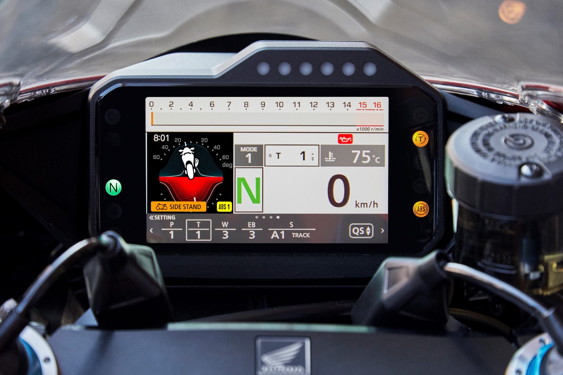 honda-cbr-1000rr-r-fireblade-sp-2022-10.-painel-em-tela-tft-com-indicador-de-inclinacao-1800x1200.jpg