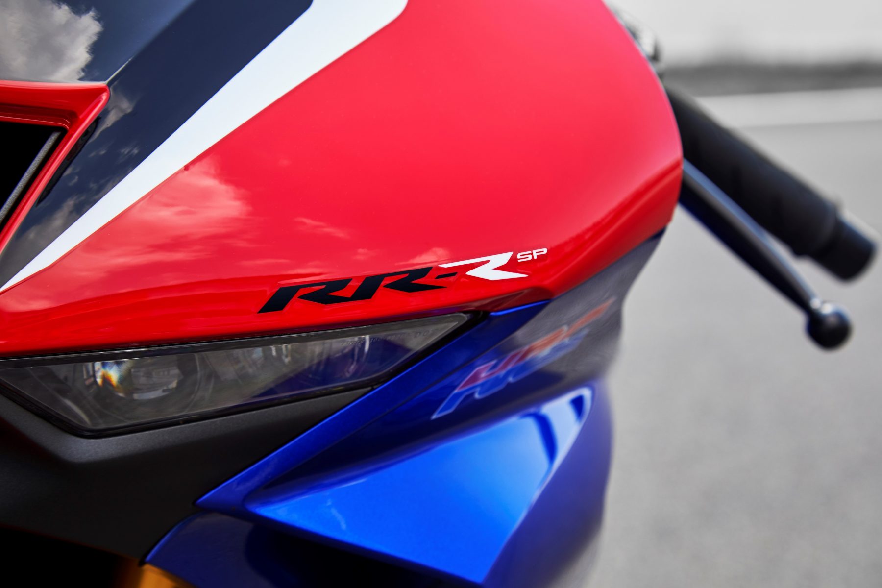 honda-cbr-1000rr-r-fireblade-sp-2022-11.-detalhe-da-carenagem-1800x1200.jpg