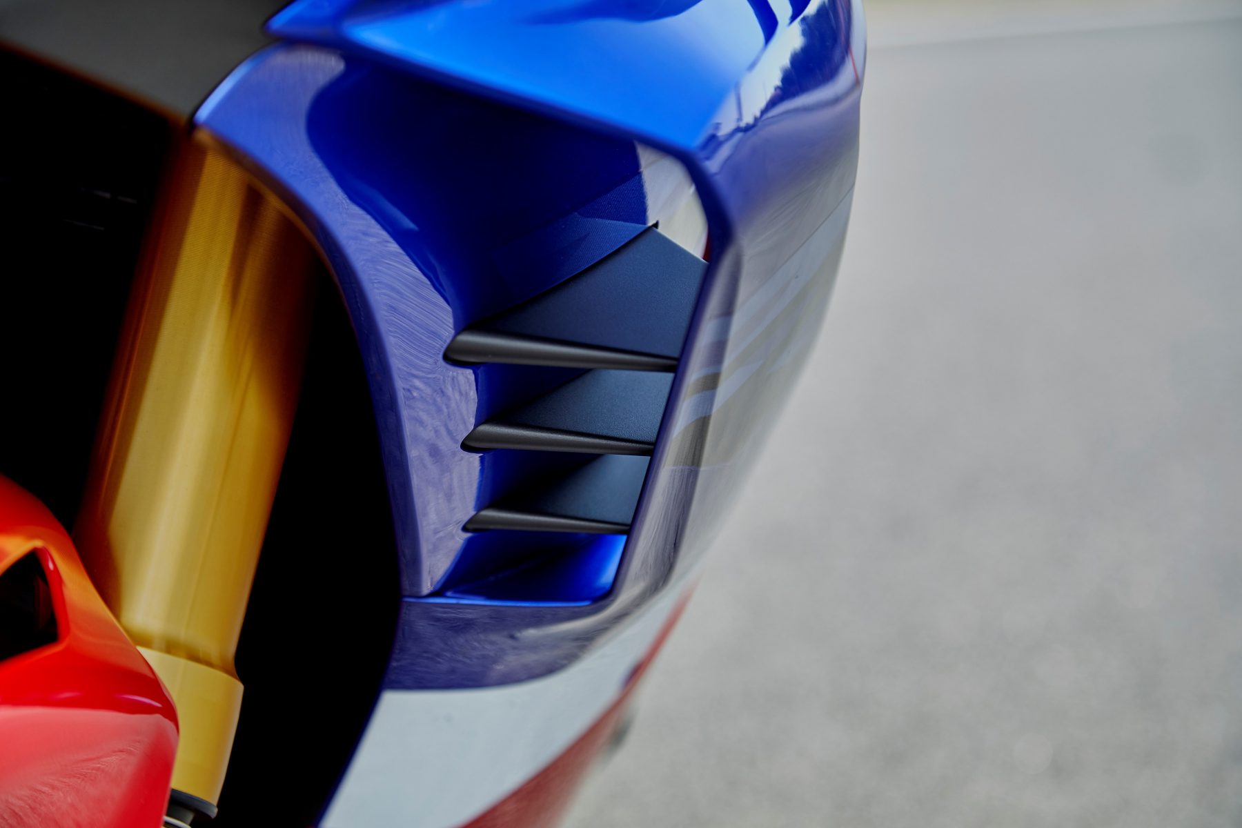 honda-cbr-1000rr-r-fireblade-sp-2022-15.-asas-laterais-1800x1200.jpg