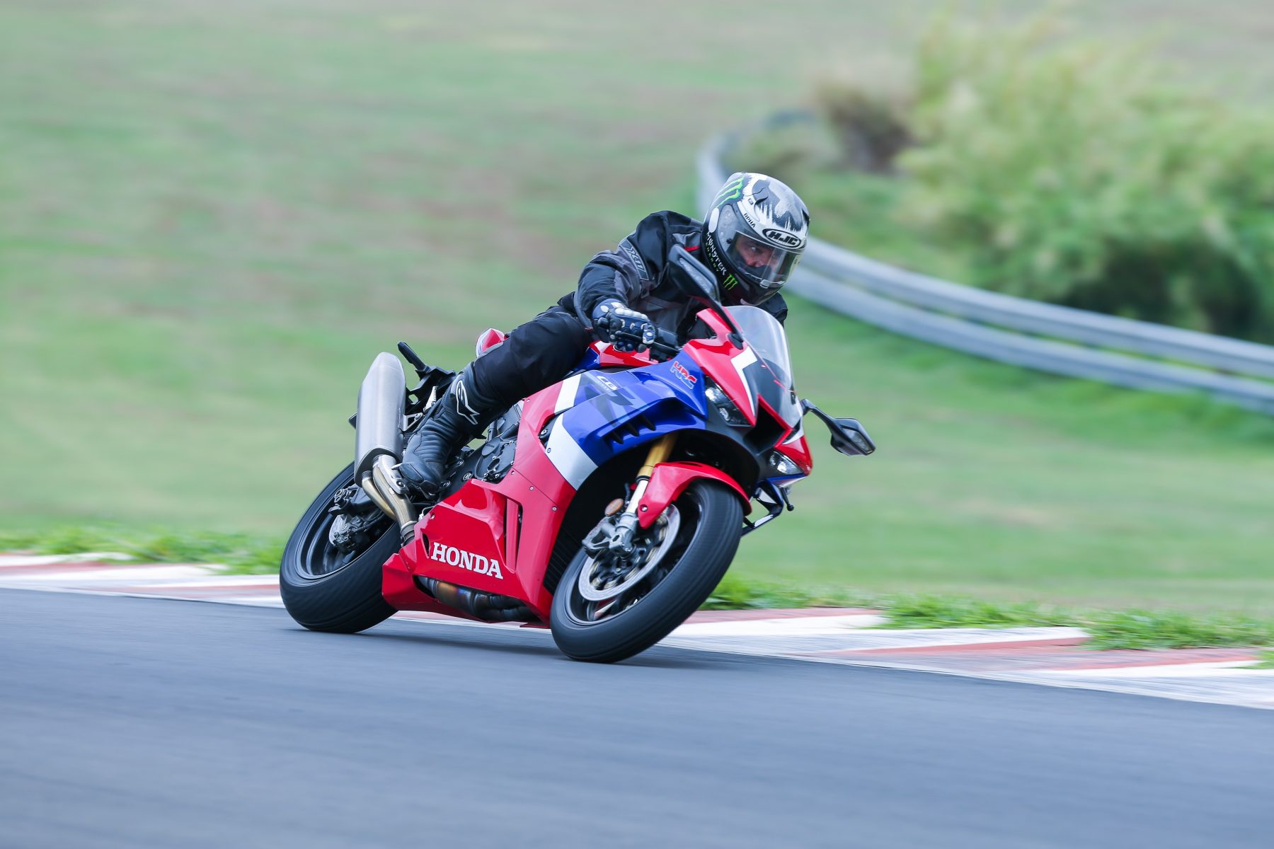honda-cbr-1000rr-r-fireblade-sp-2022-17-1800x1200.jpg