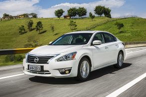 nissan altima branco frente em movimento rodovia
