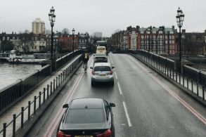 Ao todo, 55 países adotam a mão inglesa no trânsito