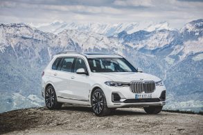 bmw x7 xdrive30d design pure excellence branco frente parado com montanhas ao fundo