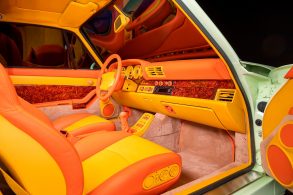 Laranja e amarelo são cores predominantes no interior desse Porsche 911 Turbo S
