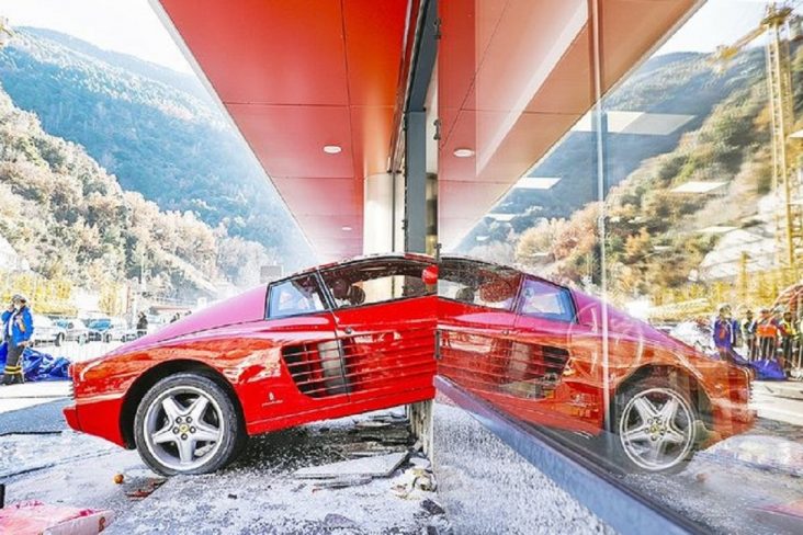 Ferrari 512 TR atingiu vidraça de shopping center às vésperas do natal