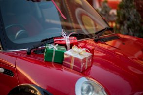 presentes de natal sobre capo de carro mini cooper vermelho