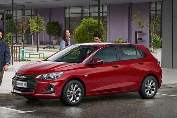 Carros e Caminhonetes Chevrolet Onix Vermelho, gasolina e álcool