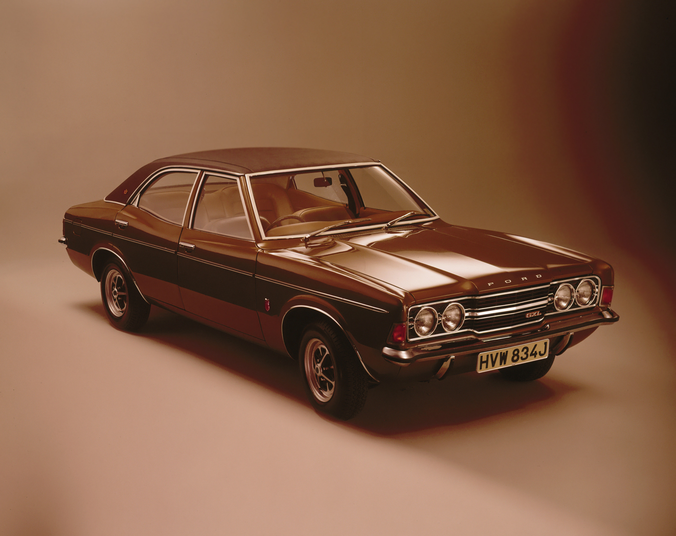 ford cortina gxl 4 door saloon marrom dianteira estudio