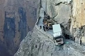 caminhao pendurado em abismo na china